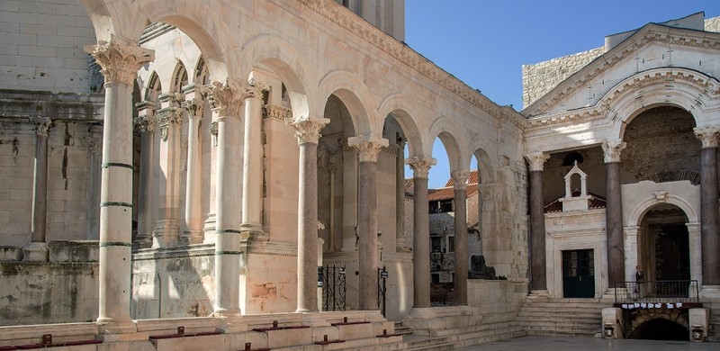 Colunas do palacio - Split - Viagem Inesquecivel
