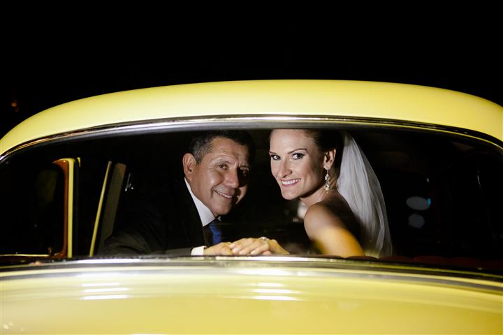 A bordo da Mercedes 1952 - Casamento Juliana e Sandy 