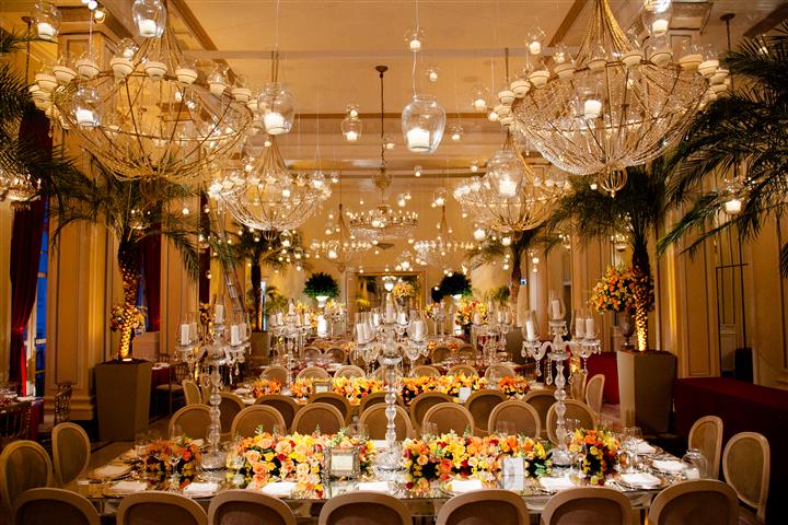 Decoração luxuosa com lustres de cristal e velas no teto - Casamento Juliana e Sandy 