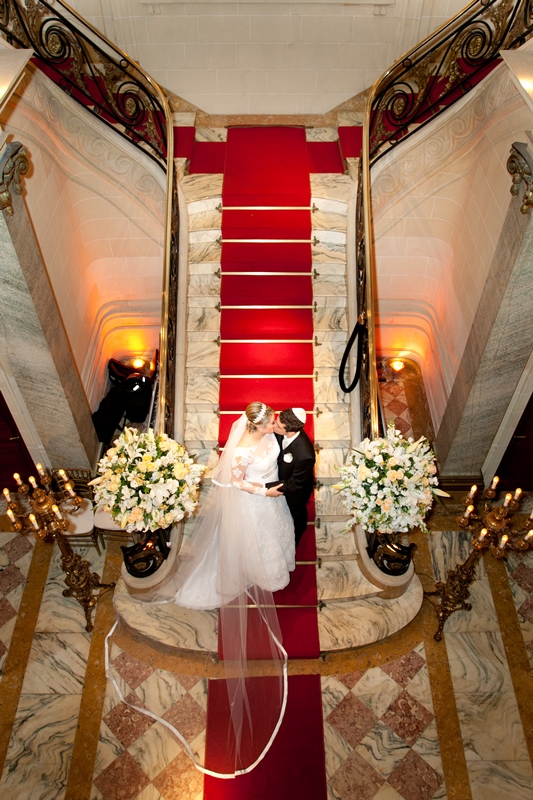 Noivos nas escadas - Casamento Roberta Biondo e Eduardo Martins