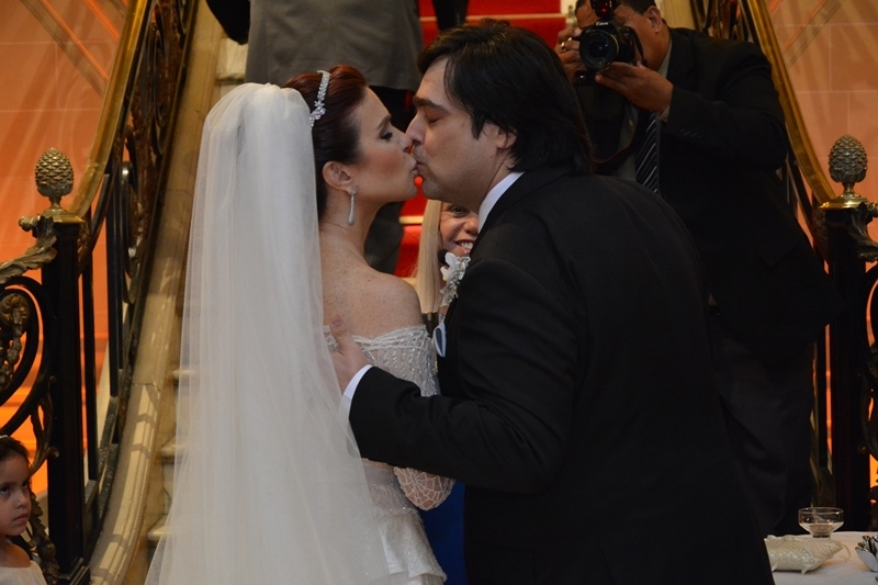 O beijo dos noivos - Casamento Françoise Forton e Eduardo Barata 