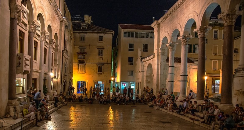 Split à noite turistas - Split - Viagem Inesquecivel