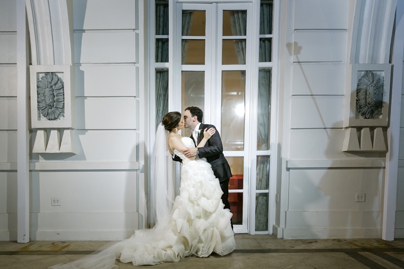 Recém-casados em pose após a cerimônia - Deborah Mason e André Pontual