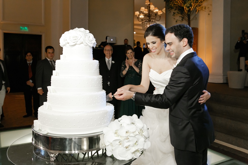 Recém-casados cortando o bolo - Deborah Mason e André Pontual