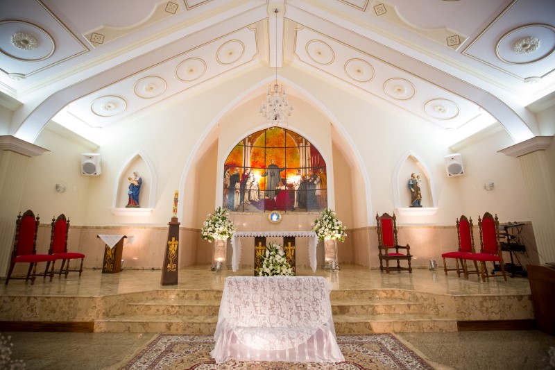 Decoração do altar da Capela Nossa Senhora da Divina Providência - Casamento Caroline Bertolini e Rodrigo Bottino