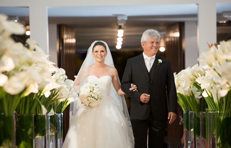 Noiva entrando na cerimônia - Mariana Tupinambá e André Medina