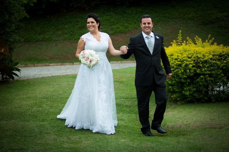 Vestido de noiva em renda francesa por Eraldo Silva - Casamento Karla Farah e Frederico Scistowics